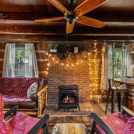 Boozy Bear Bungalow Romantic Cabin 5 Mins 2 Downtown With Hot Tub And Fire Pit